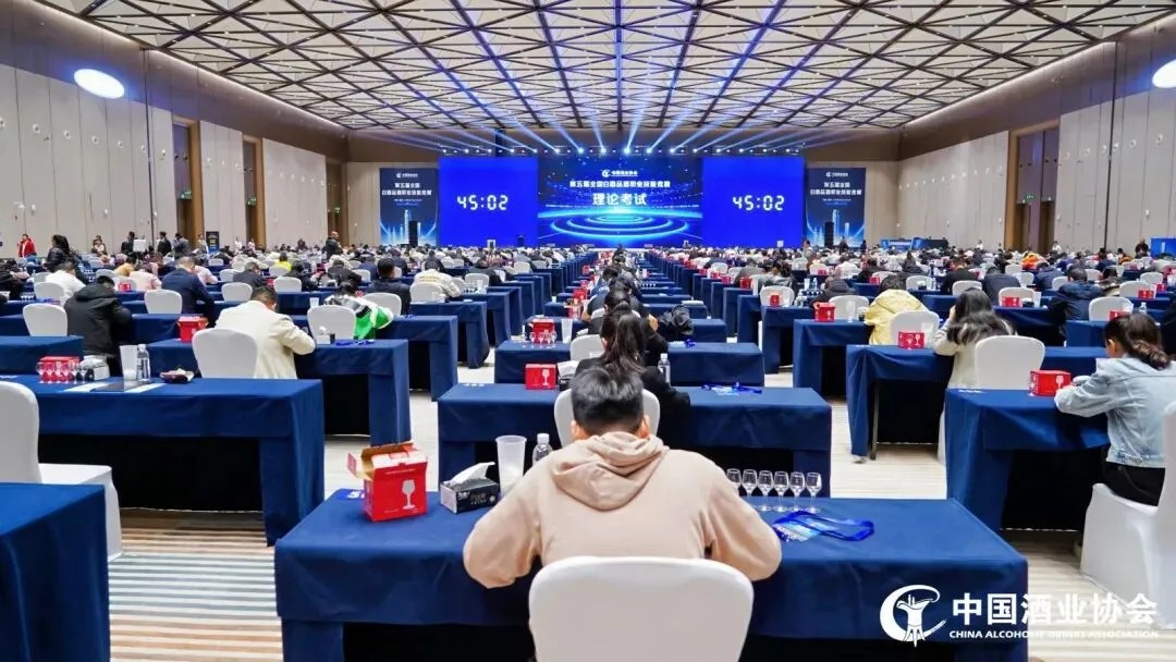 匠心筑就品质丰碑：心心酒业技术中心主任邱烈明荣膺 “中国酒业协会第五届国家级特邀白酒评酒委员”